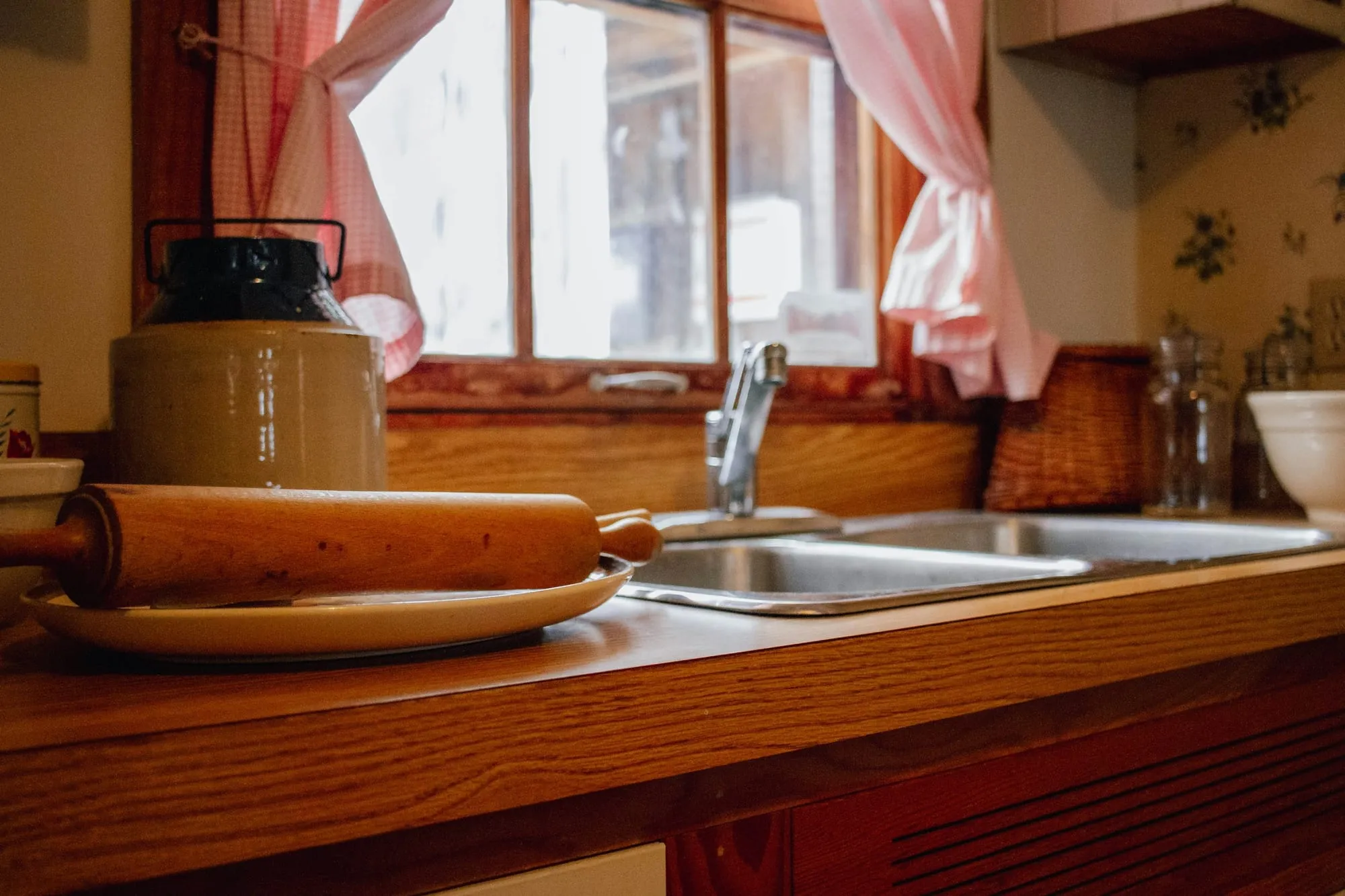 Landküche mit Nudelholz auf der Holztheke am Fenster